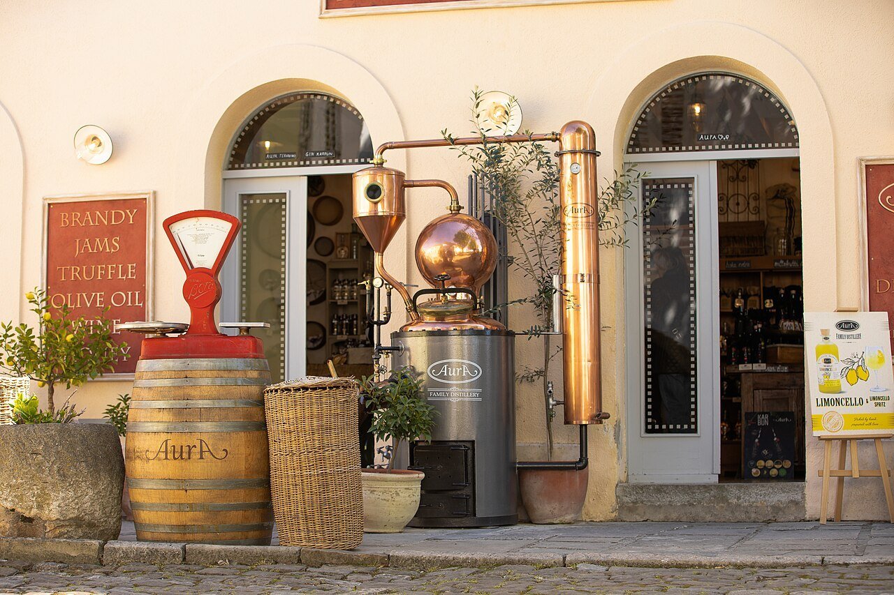 An Aura storefront in Motovun; not Roxanich winery.